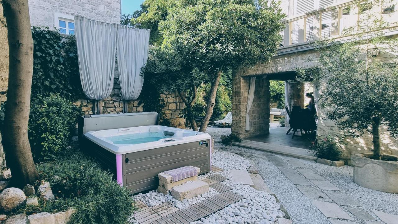 Rector'S Villa - Charming Retreat In Old Town With Jacuzzi In Private Courtyard Rab Town Eksteriør billede