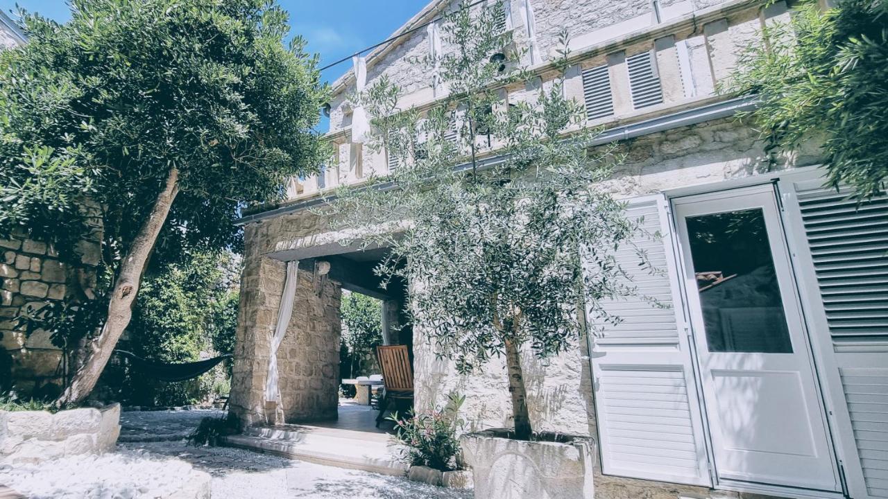 Rector'S Villa - Charming Retreat In Old Town With Jacuzzi In Private Courtyard Rab Town Eksteriør billede