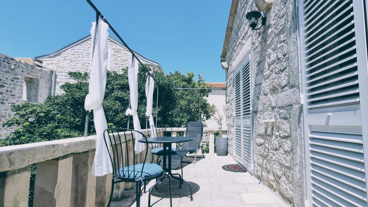 Rector'S Villa - Charming Retreat In Old Town With Jacuzzi In Private Courtyard Rab Town Eksteriør billede